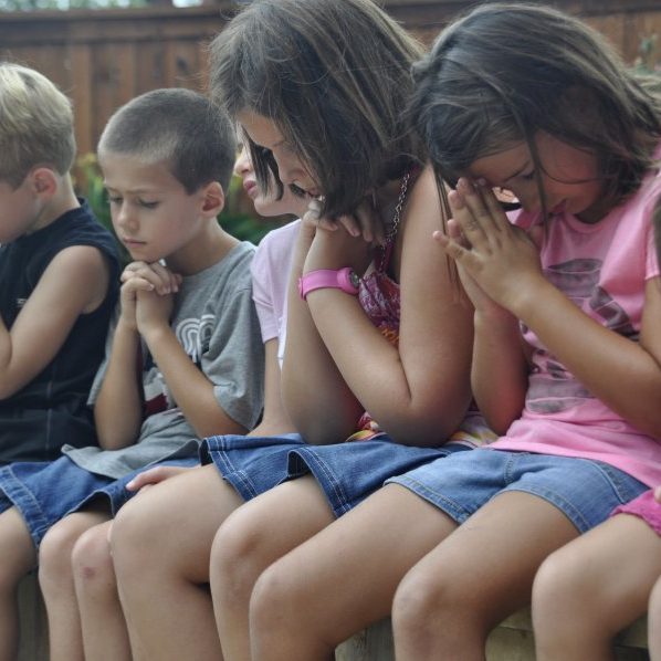 Mission Moms kids praying